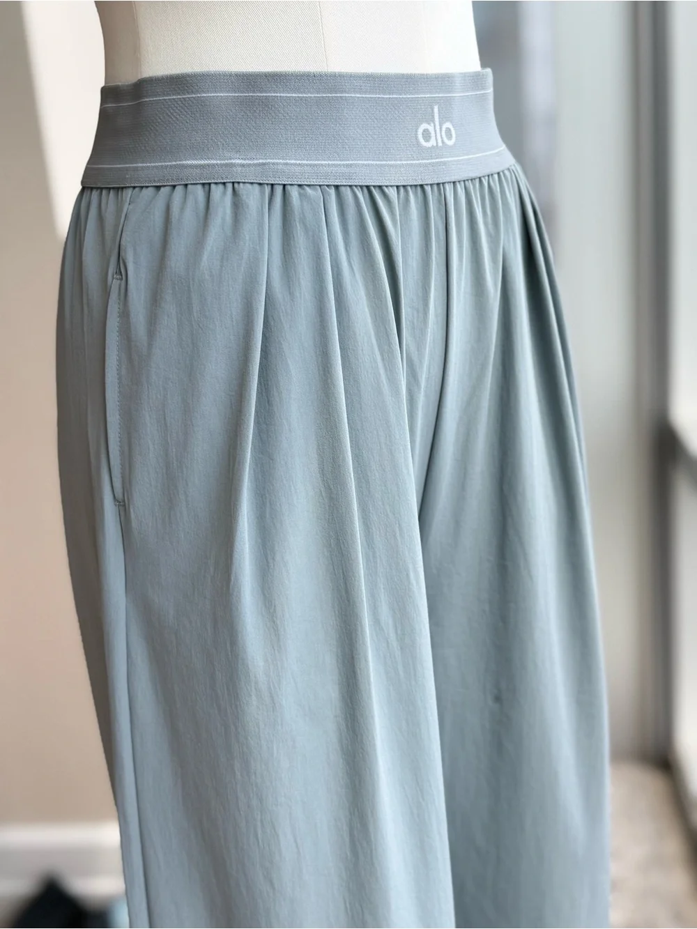 Alo Yoga Suit Up Trouser Wide Leg Pleated Pants Sage Sz M